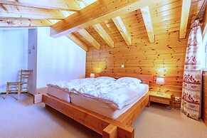 Stunning Apartment With Mountain Views