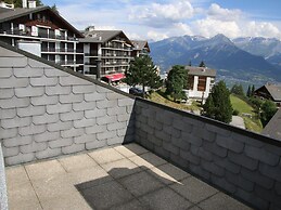 Stunning Apartment With Mountain Views