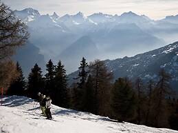 Stunning Apartment With Mountain Views