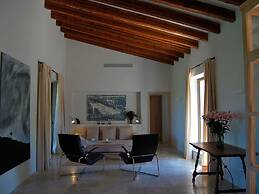 Attractive Holiday Home With Pool