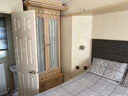 2 Bed Lodge Sleeps 5 - Pet Friendly, Wifi, Parking