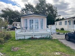 2 Bed Lodge Sleeps 5 - Pet Friendly, Parking