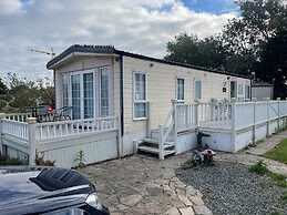 2 Bed Lodge Sleeps 5 - Pet Friendly, Parking