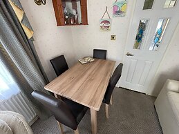 2 Bed Lodge Sleeps 5 - Pet Friendly, Parking
