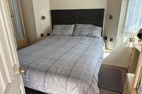 2 Bed Lodge Sleeps 5 - Pet Friendly, Wifi, Parking