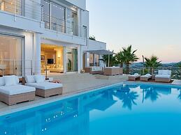 Lavish Villa With Infinity Pool and Views