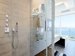 Lavish Villa With Infinity Pool and Views