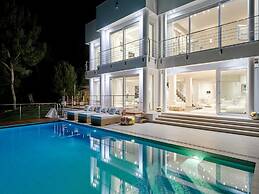 Lavish Villa With Infinity Pool and Views