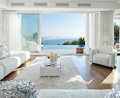 Lavish Villa With Infinity Pool and Views