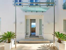 Lavish Villa With Infinity Pool and Views