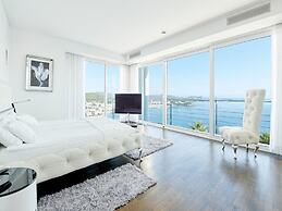 Lavish Villa With Infinity Pool and Views