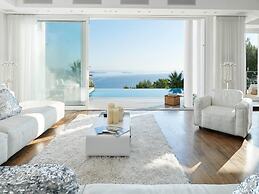 Lavish Villa With Infinity Pool and Views