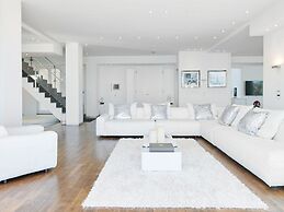 Lavish Villa With Infinity Pool and Views