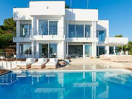 Lavish Villa With Infinity Pool and Views