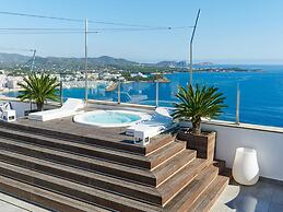 Lavish Villa With Infinity Pool and Views