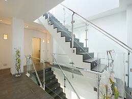 Lavish Villa With Infinity Pool and Views