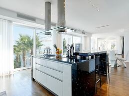 Lavish Villa With Infinity Pool and Views