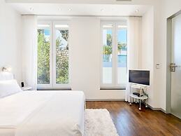 Lavish Villa With Infinity Pool and Views