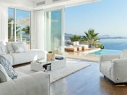 Lavish Villa With Infinity Pool and Views