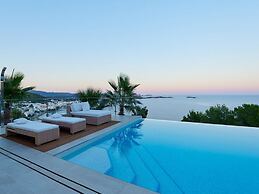Lavish Villa With Infinity Pool and Views