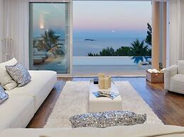 Lavish Villa With Infinity Pool and Views