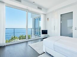 Lavish Villa With Infinity Pool and Views