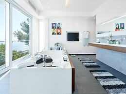 Lavish Villa With Infinity Pool and Views