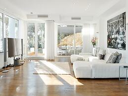 Lavish Villa With Infinity Pool and Views