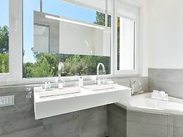 Lavish Villa With Infinity Pool and Views