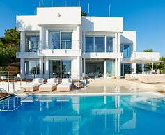 Lavish Villa With Infinity Pool and Views