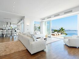 Lavish Villa With Infinity Pool and Views