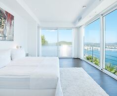 Lavish Villa With Infinity Pool and Views