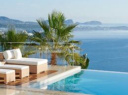 Lavish Villa With Infinity Pool and Views