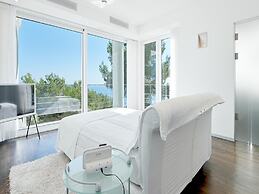 Lavish Villa With Infinity Pool and Views