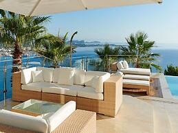 Lavish Villa With Infinity Pool and Views