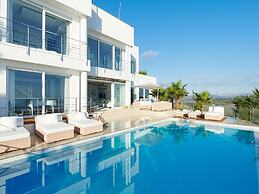Lavish Villa With Infinity Pool and Views