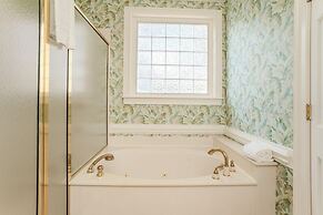 18 Fiddlers Cove Dr - 5 Bed/4 Bath w/ Resort Access & Golf Cart!