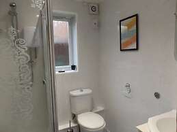 Room in Guest Room - Large Comfortable Room Coventry