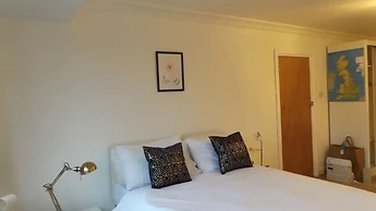 Room in Guest Room - Spacious Room in Coventry