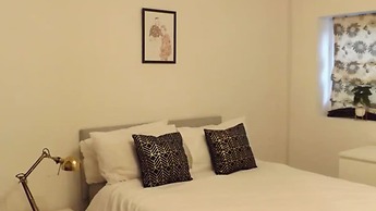 Room in Guest Room - Spacious Double Room in Coventry