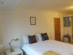 Room in Guest Room - Spacious Double Room in Coventry