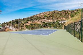 Hillside Flat With Pool in Palo Alto - Ref M49