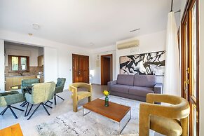 Bright Apartment With Shared Pool in Aphrodite Hills
