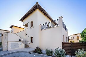 Bright Apartment With Shared Pool in Aphrodite Hills