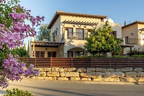 Bright Apartment With Shared Pool in Aphrodite Hills