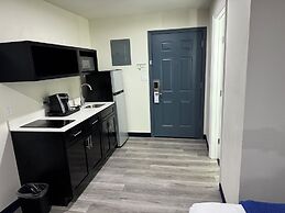 Lakeside Inn & Suites