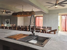 LaFamilia Casa and Suites