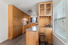 Oasis w Huge Pool & BBQ Patio