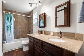 Oasis w Huge Pool & BBQ Patio