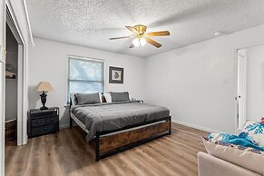 Oasis w Huge Pool & BBQ Patio